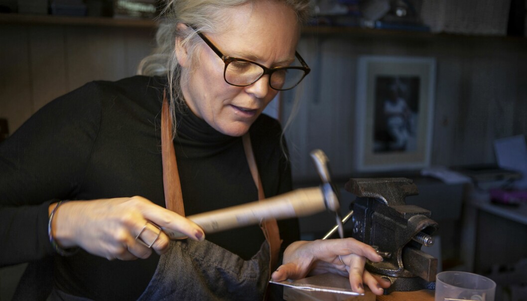 Lena Birgitsdotter som är smyckekonstnär arbetar i sin verkstad.