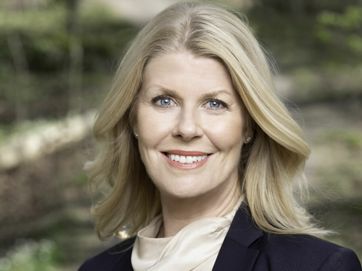 Anna berättade aldrig för någon om det som pågick hemma under uppväxten. Porträttbild av författaren Anna Kansell i en skog.