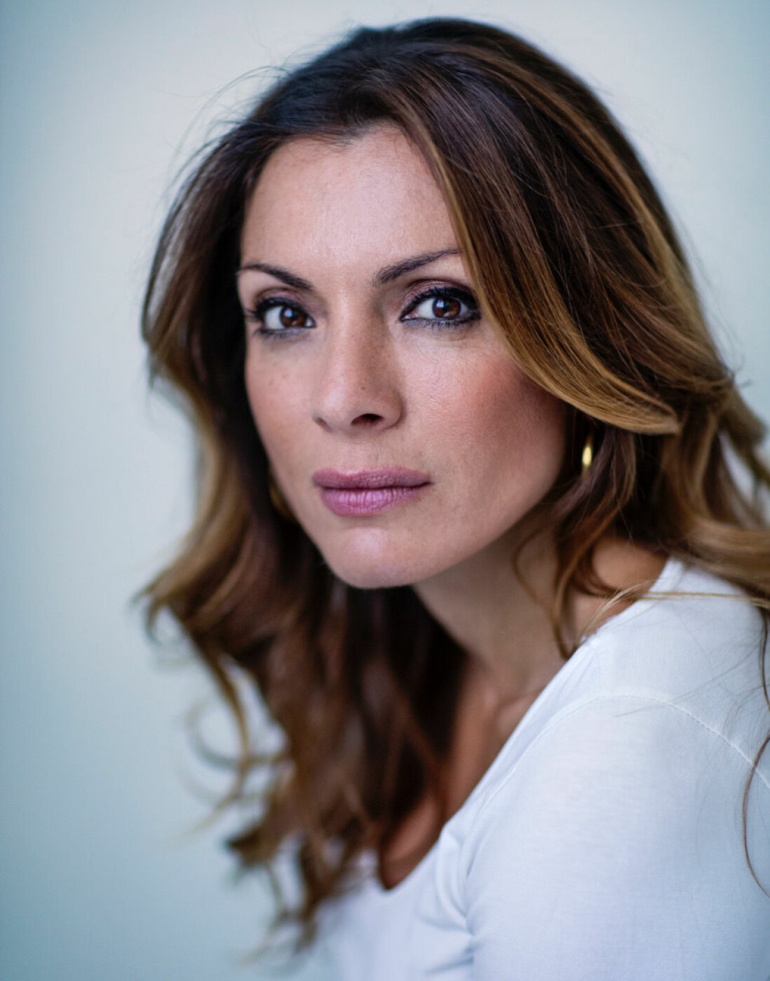 Alexandra Pascalidou är ambassadör för Kvinna till kvinna – och har länge kämpat för kvinnors rättigheter. Porträttfoto av journalisten och författaren Alexandra Pascalidou.
