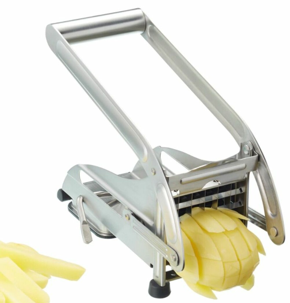Potatis skärs till pommes frites i en speciell skärare.