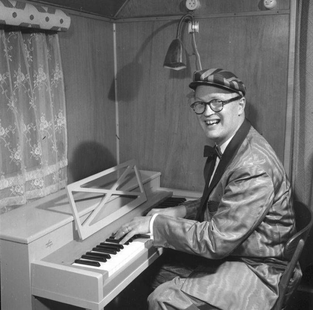 Povel Ramel spelar piano