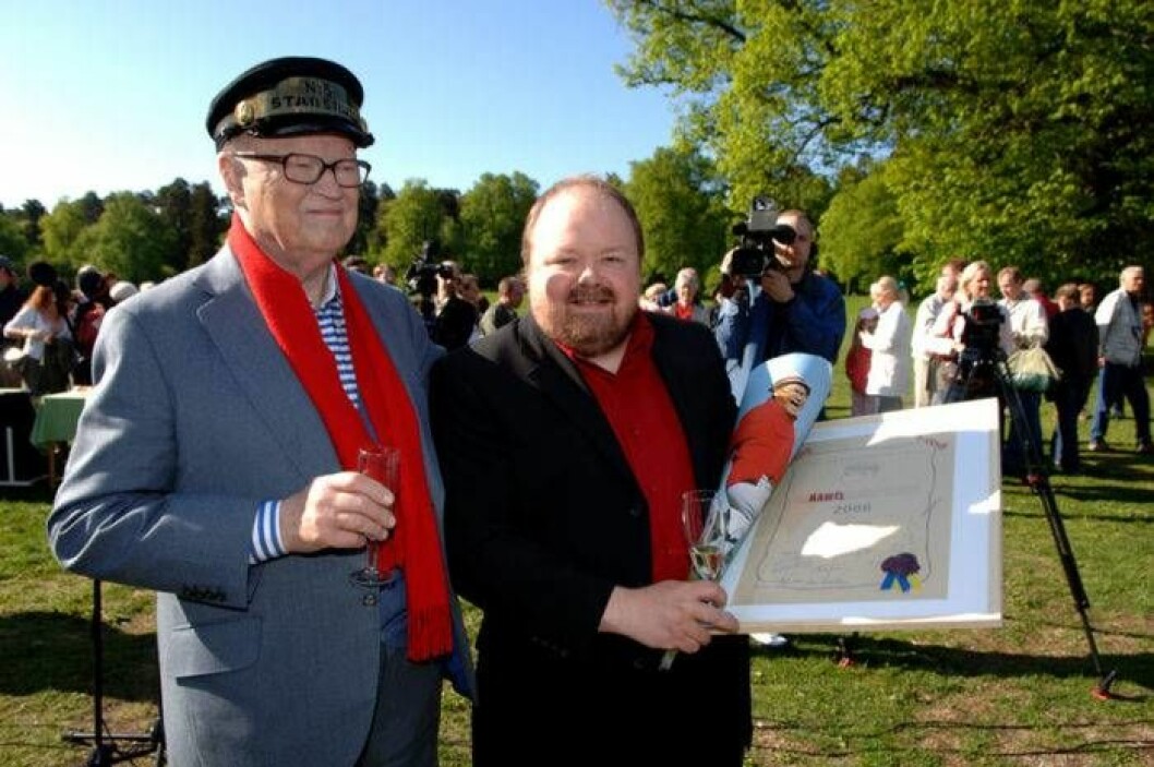 Povel Ramel lämnar över diplomet till 2006 års karamelodiktstipendiat, Kalle Moraeus. Foto: Karin Törnblom/IBL Bildbyrå Povel Ramel och Kalle Moraeus