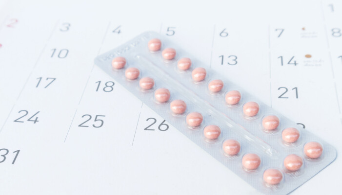 P-piller är det enda som Annika upplever att hjälpa henne hantera smärtan som endometriosen ger upphov till. Men i Sverige vill läkaren inte skriva ut dem. En karta med p-piller ligger på en veckokalender.