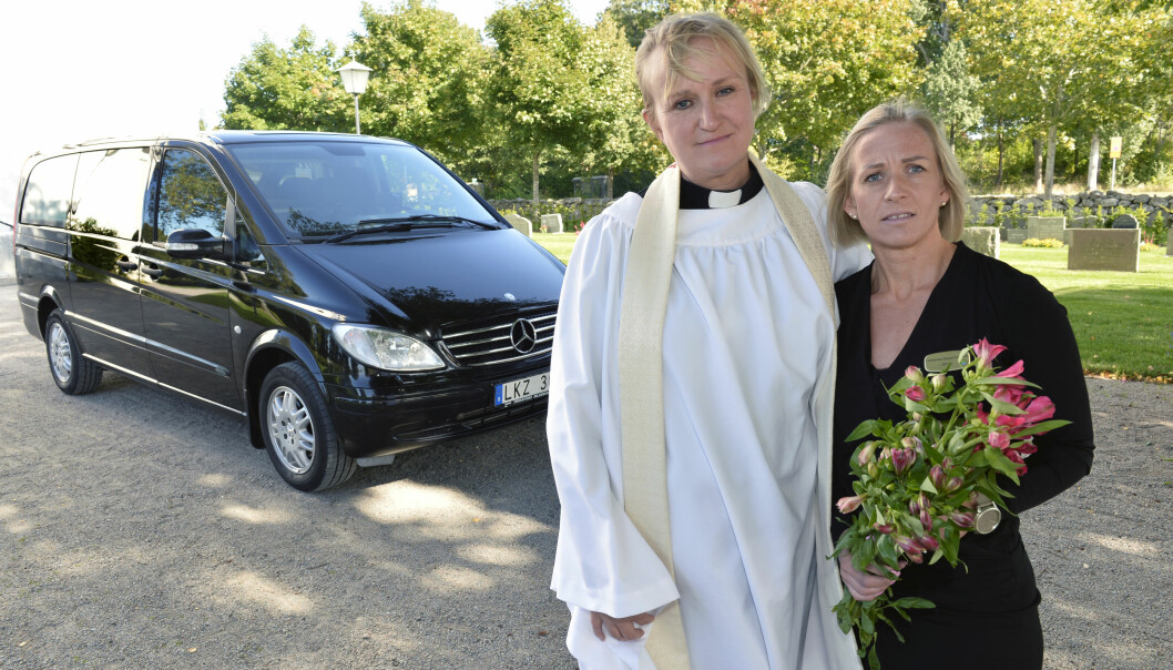 Jenny Lyckbacke fick snabbt in Jessica Fritzson i likbilen och körde i ilfart till vårdcentralen. Jessica fick en allergisk reaktion och var nära döden under en begravning men räddades av Jenny Lyckbacke.