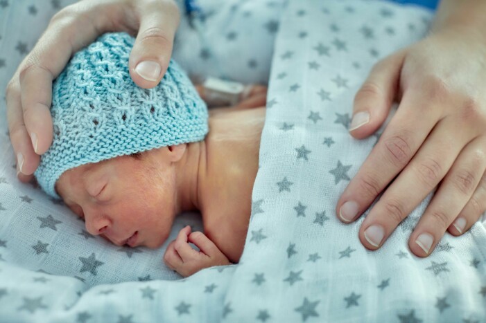 prematur bebis med stickad mössa