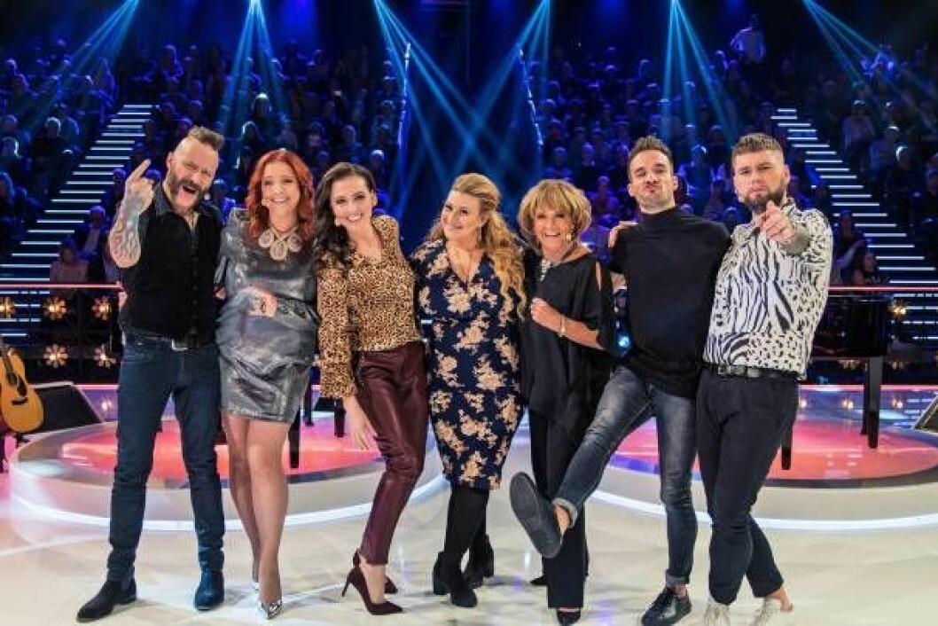 I premiären deltar Ralf Gyllenhammar, Shirley Clamp, Marika Willstedt. Sarah Dawn Finer, Lill-Babs, Bruno Mitsogiannis och Emanuel Norrby. Foto: Pillan Thelaus /SVT I premiären av Så ska det låta deltar Ralf Gyllenhammar, Shirley Clamp, Marika Willstedt. Sarah Dawn Finer, Lill-Babs, Bruno Mitsogiannis och Emanuel Norrby.