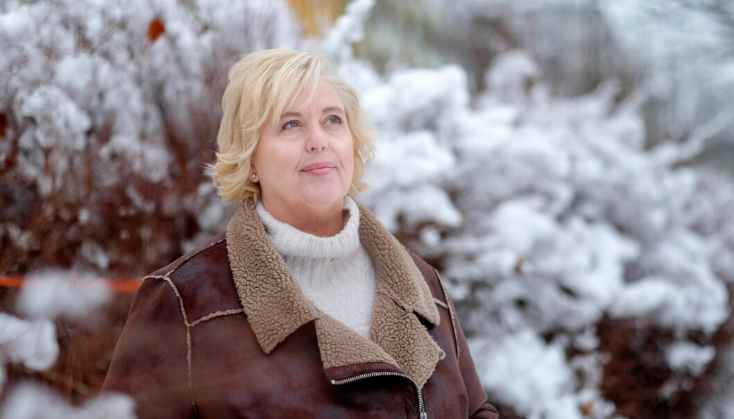Suzanne Axell förlorade en nära vän i sviterna av Covid-19. Suzanne Axell i ett vinterlandskap, programledare för Fråga Doktorn på SVT