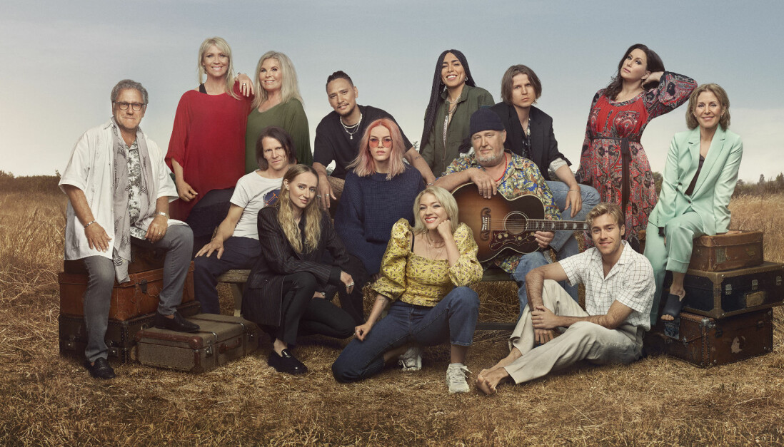 Hela gänget i årets upplaga av <em>Så mycket bättre</em>: Tommy Körberg, Lili och Susie Päivirinta, Jakob Hellman, Silvana Imam, Alexander "Newkid" Ferrer, Ana Diaz, Tove Styrke, Loreen, Plura Jonsson, Markus Krunegård, Benjamin Ingrosso, Lisa Nilsson och Helen Sjöholm. Pressbild för Så mycket bättre 2020: Tommy Körberg, Lili och Susie Päivirinta, Jakob Hellman, Silvana Imam, Alexander "Newkid" Ferrer, Ana Diaz, Tove Styrke, Loreen, Plura Jonsson, Markus Krunegård, Benjamin Ingrosso, Lisa Nilsson och Helen Sjöholm.