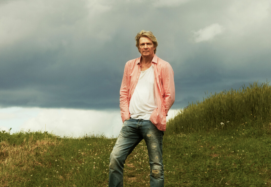 För Tommy finns inspirationen överallt. Och han har gjort ny musik som tar avstamp i den tid vi lever i nu. Tommy Nilsson upplever naturen, iklädd slitna jeans, vit t-shirt och rosa skjorta.