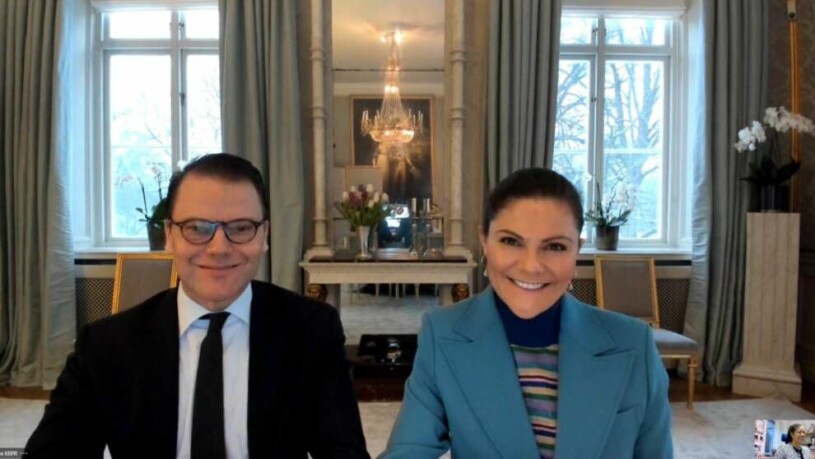 Prins Daniel och Kronprinsessan Victoria sitter i möte hemma.