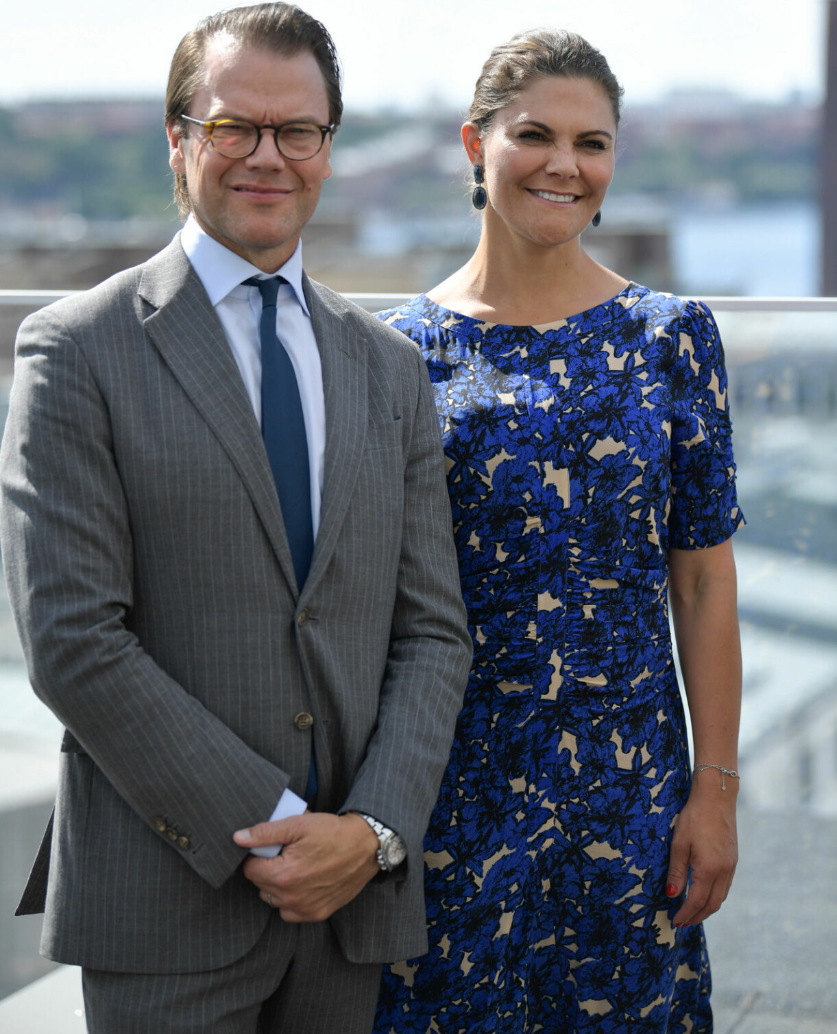 Prins Daniel och kronprinsessan Victoria. Victoria bär en blå klänning från svenska Rodebjer.
