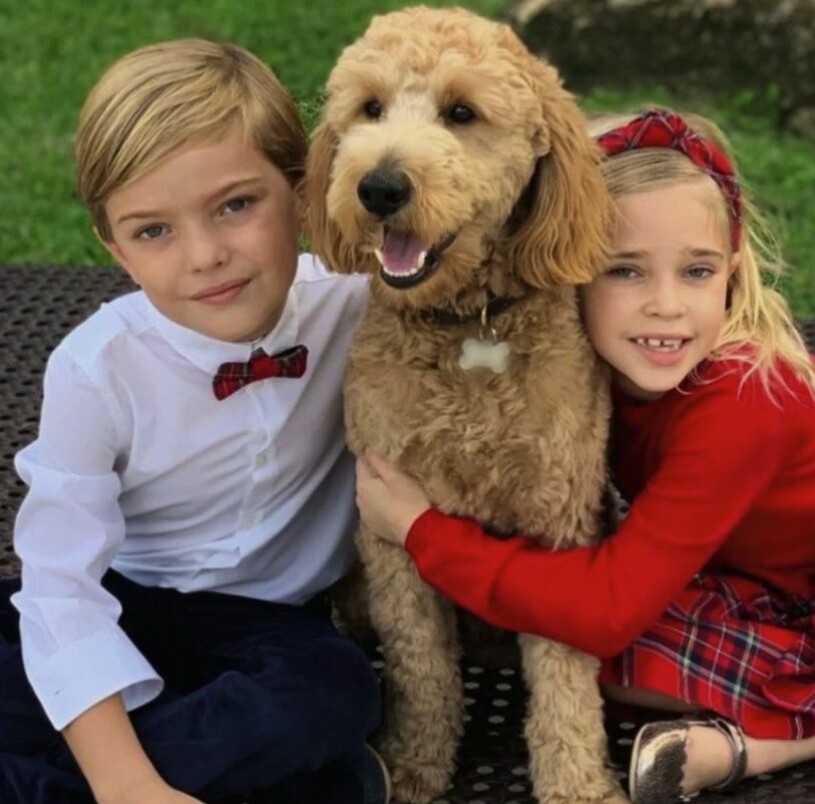 Prinsessan Madeleines barn Nicolas och Leonore med sin labradoodle Teddy