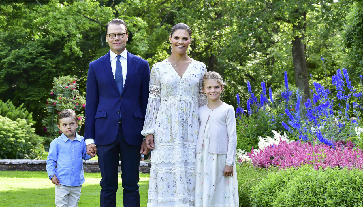 Prins Oscar, prins Daniel, kronprinsessan Victoria och prinsessan Estelle, i samband med firandet av Victoriadagen på Sollidens Slott på Öland