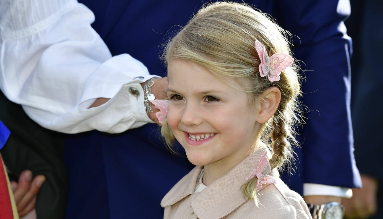 Prinsessan Estelle på Victoriadagen med fjärilar i håret.
