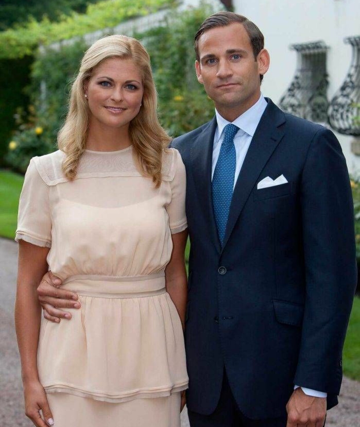 Madeleine och Jonas vid eklateringen av förlovningen i augusti 2010. Prinsessan Madeleine och Jonas Bergström tillkännager sin förlovning på Öland 2010.