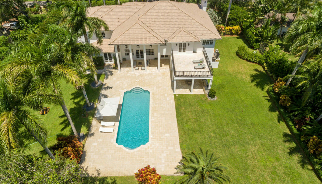 Familjen bor i Pinecrest i Florida i ett hus på cirka 600 kvadrat – med bland annat sex sovrum, åtta badrum, pool och en separat barnflygel. Prinsessan Madeleines hus.