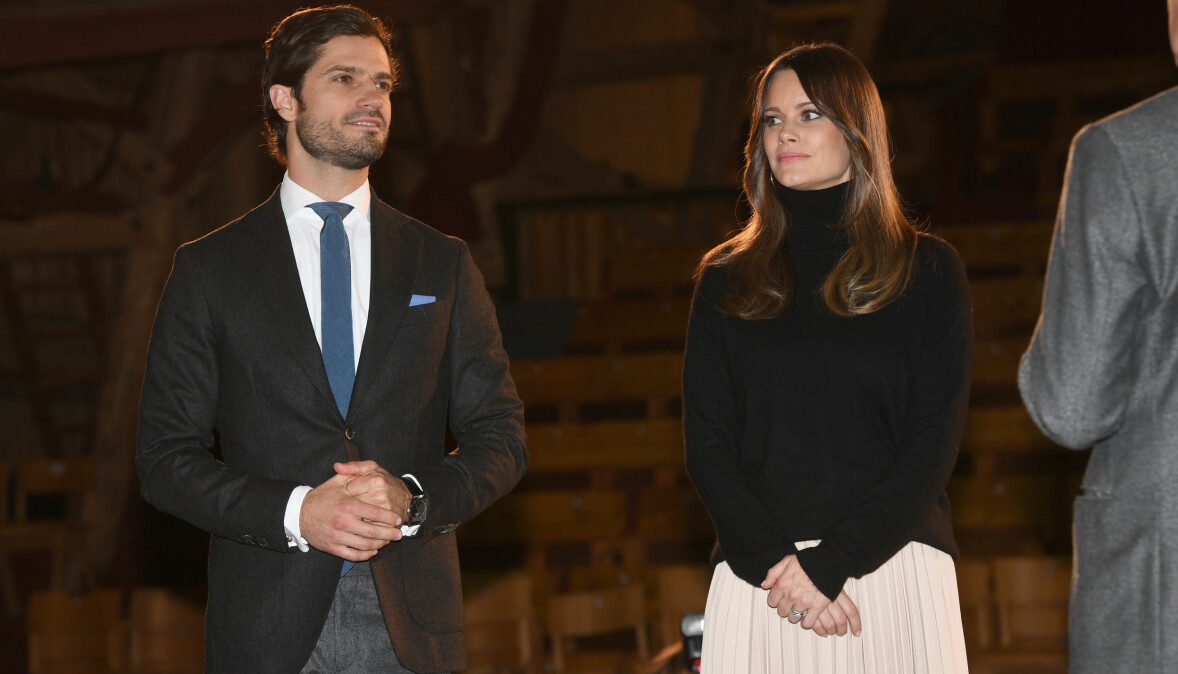 Carl Philip och prinsessan Sofia – där Sofia har händerna i en skyddande gest över magen.