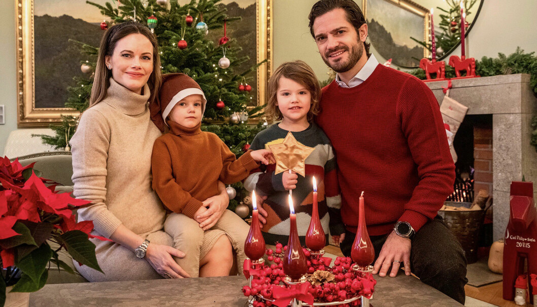 Pris Carl Philip med familj hemma i soffan med julgran.