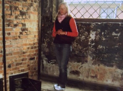 Linda besökte Auschwitz 2005. Foto: privat Privatbild av Linda på besök i Auschwitz 2005.