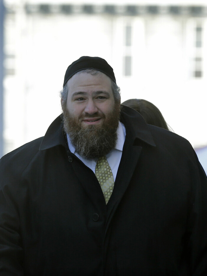 Binyamin Stimler och ett par av rabbin Epsteins söner åtalades för att ha ingått i gänget som fixade skilsmässor. En medlem av "The get crew" under rättegången mot The prodfather.