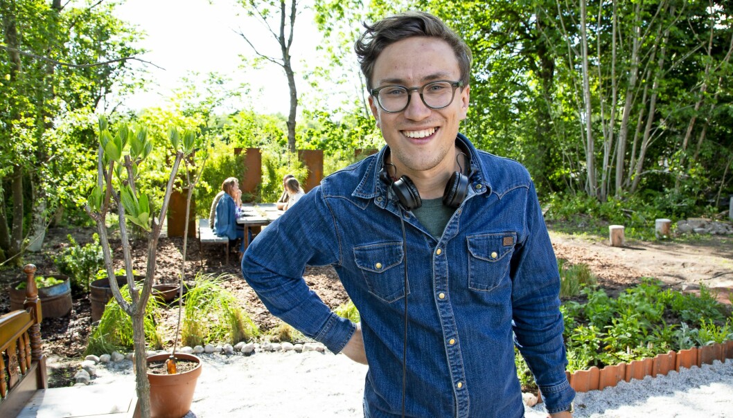 Producenten Max Tellving började jobba med <em>Trädgårdstider </em>2015. Hans betydelse för programmets speciella stil är stor. Producenten Max Tellving på inspelningen av Trädgårdstider.