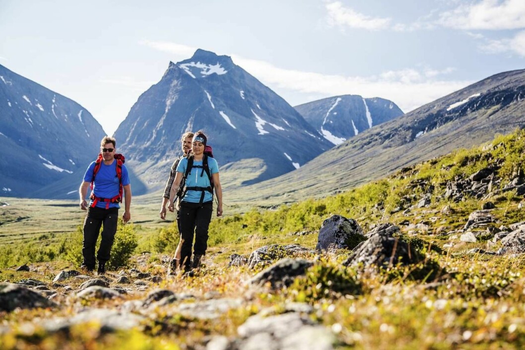 Kungsleden skapades i början av 1900-talet. Tanken var att den skulle vara en sammanhängande vandringsled i fjällvärlden i svenska Lappland. Människor på vandring i bergigt landskap