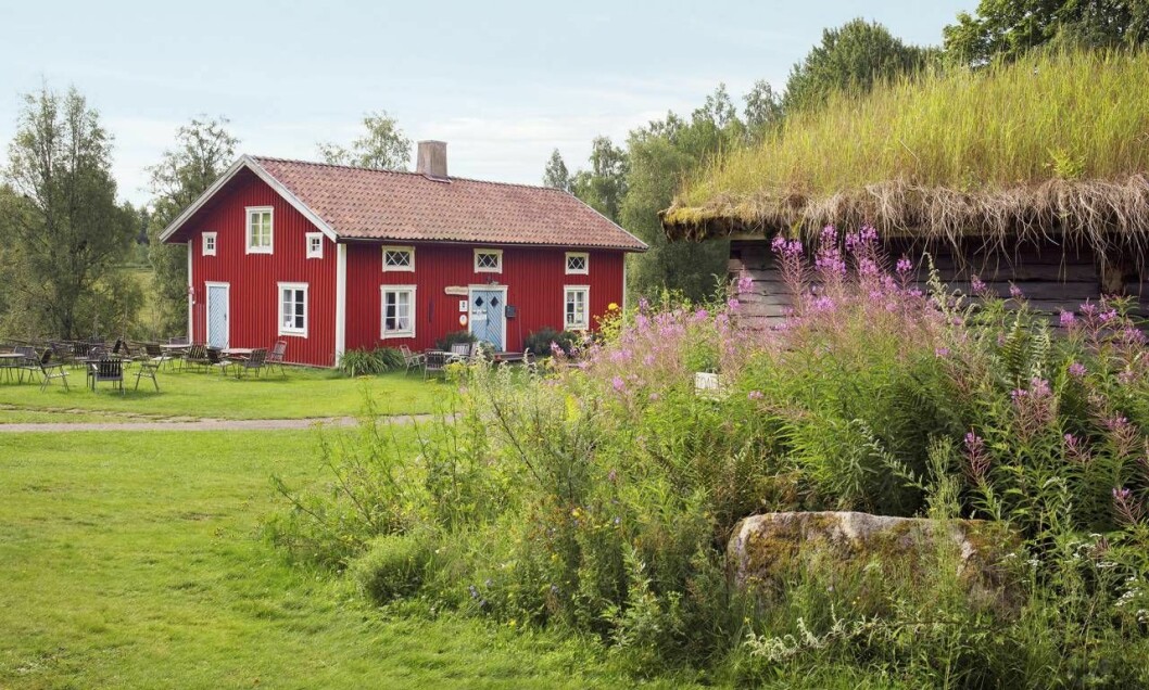 Signaturleden Tiveden består av 17 etapper. Röd stuga på vandringsled