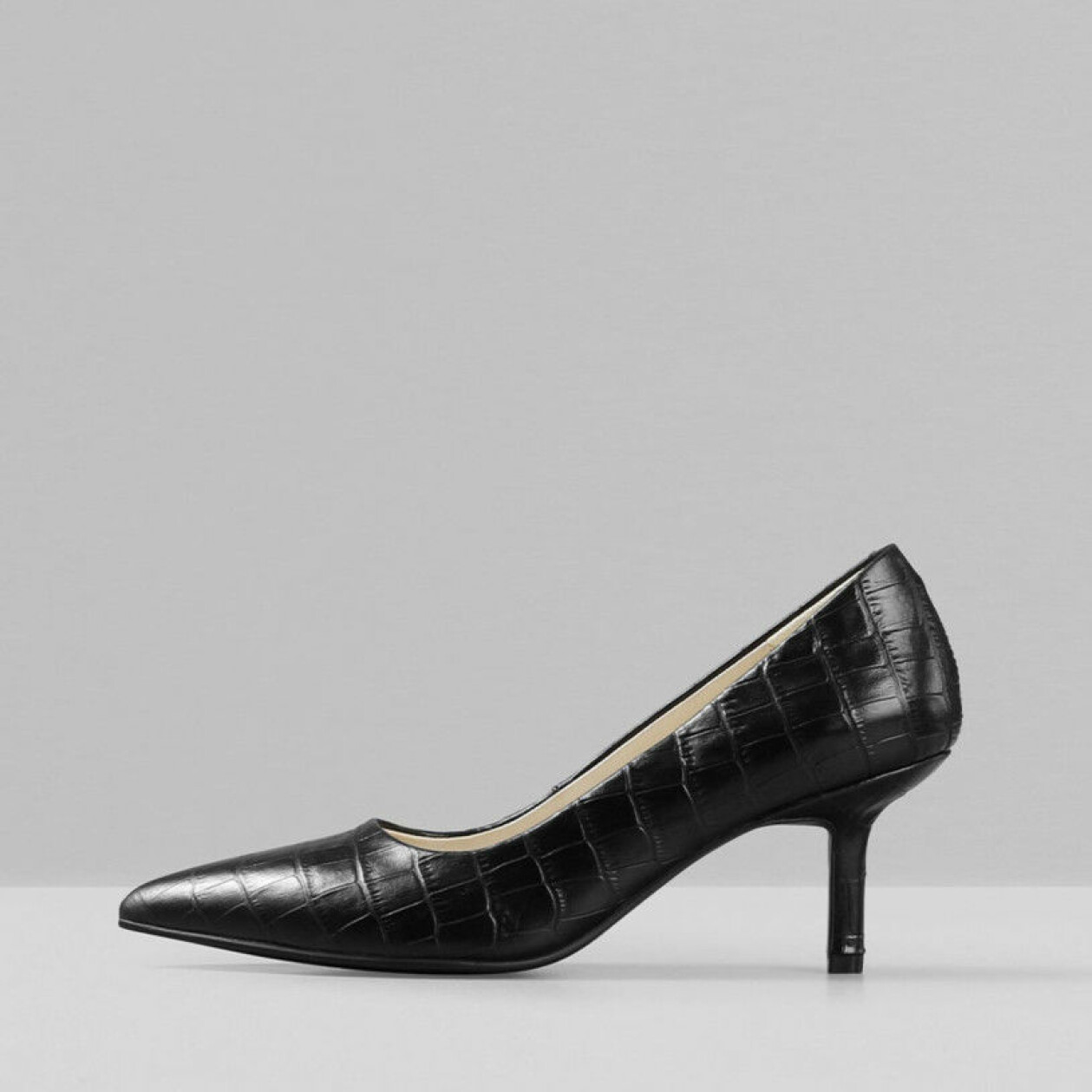 Pumps från Vagabond.<a target="_blank" href="https://in.ahlens.se/t/t?a=1136856392&as=1219652846&t=2&tk=1&url=https://www.ahlens.se/Mode/skor/klackar-578917/vagabond-pauline-pumps-svart-65028854/"> Läs mer och köp här.</a>