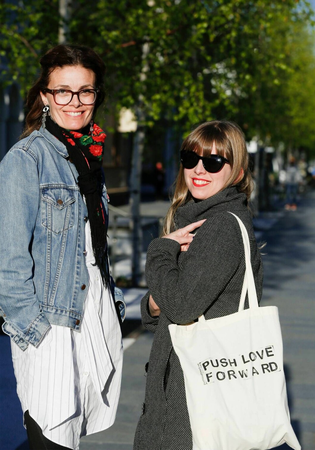 Kanske ligger den äkta glädjen i det lilla, funderar Frida och Annica, som hoppas att Push love forward ska generera mycket gott. Frida och Annica, grundare till Push love forward, ler med solen i ansiktet.