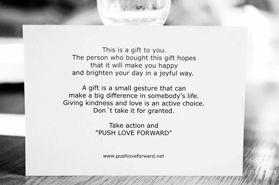 Ett kort med en text som förklarar vad Push love forward är följer med gåvan. Ett kort med en text som förklarar vad Push love forward är.