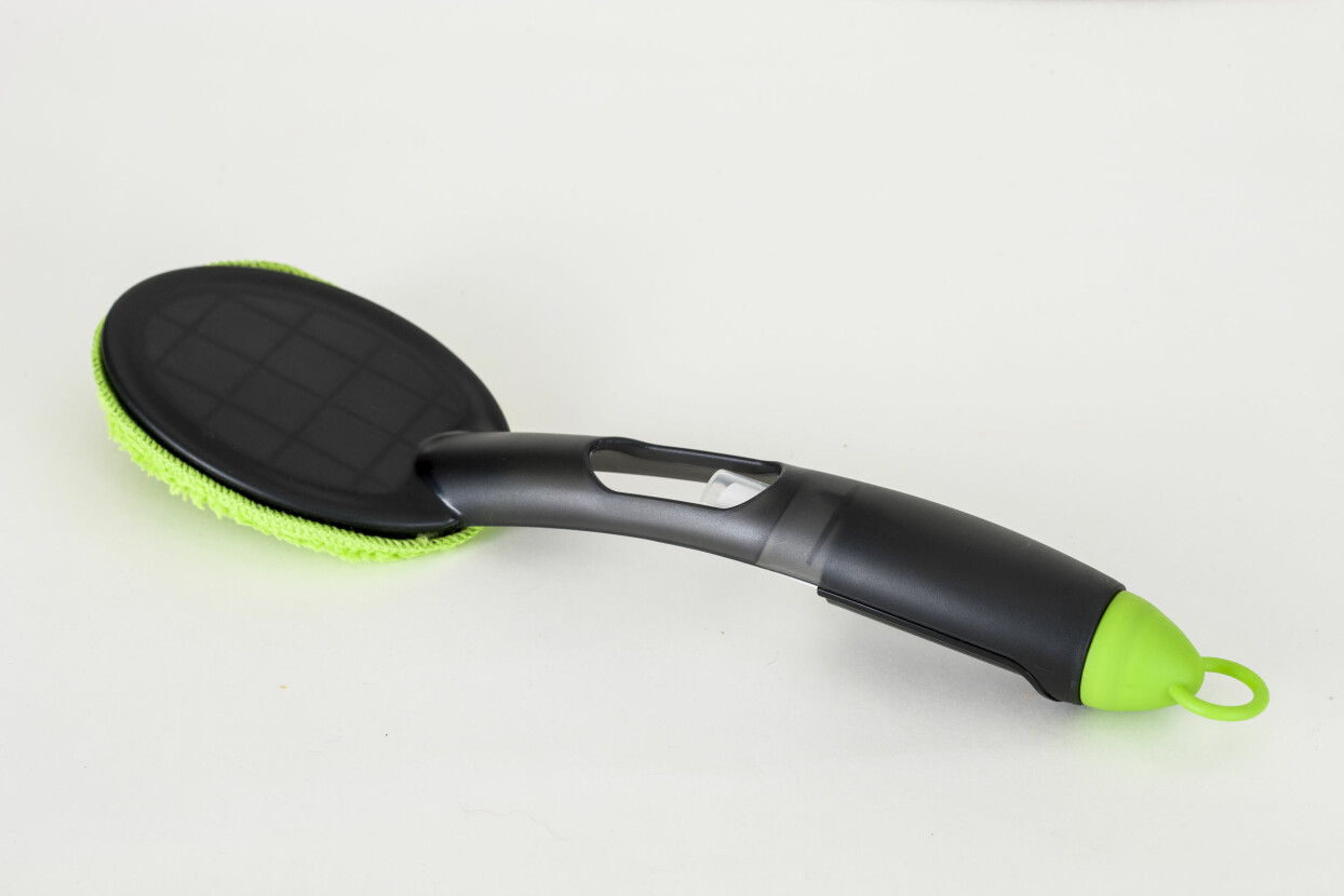 Putsredskap med microfiberduk – perfekt för fönsterputs.