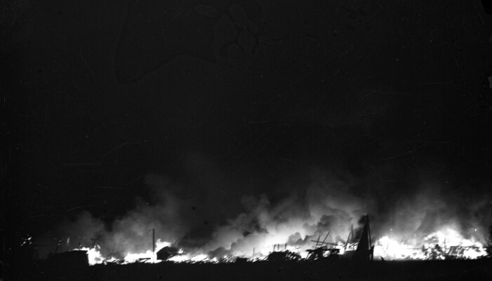 Den 13 juli 1941 anlägger Arvid Hjärpe en storbrand i Karlstad. Sex magasin går upp i lågor. Detta är en av ett tiotal bränder 1938–41 innan pyromanen grips i slutet av juli samma år. anlagd brand, Karlstad