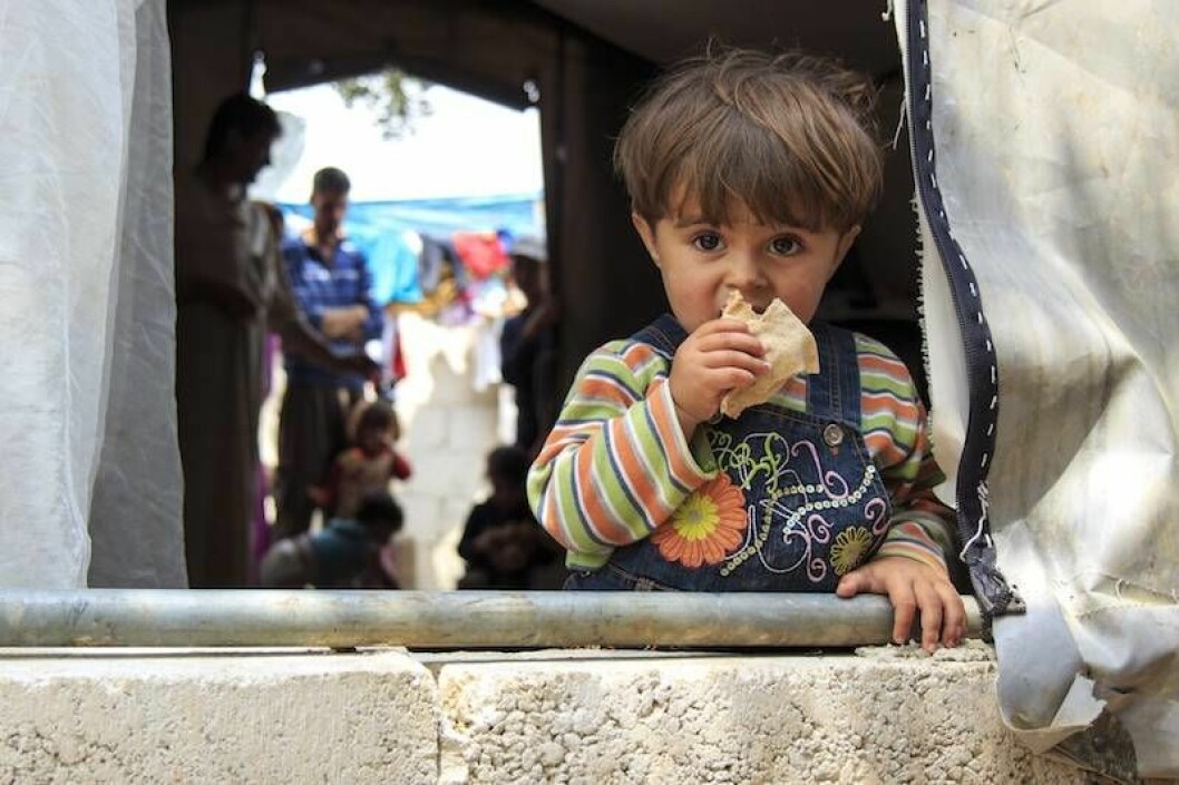 Narien, två år, bor i ett syriskt flyktingläger. Hjälp barn och vuxna i nöd genom att köpa ett matpaket. Hjälp utsatta barn med ett matpaket.