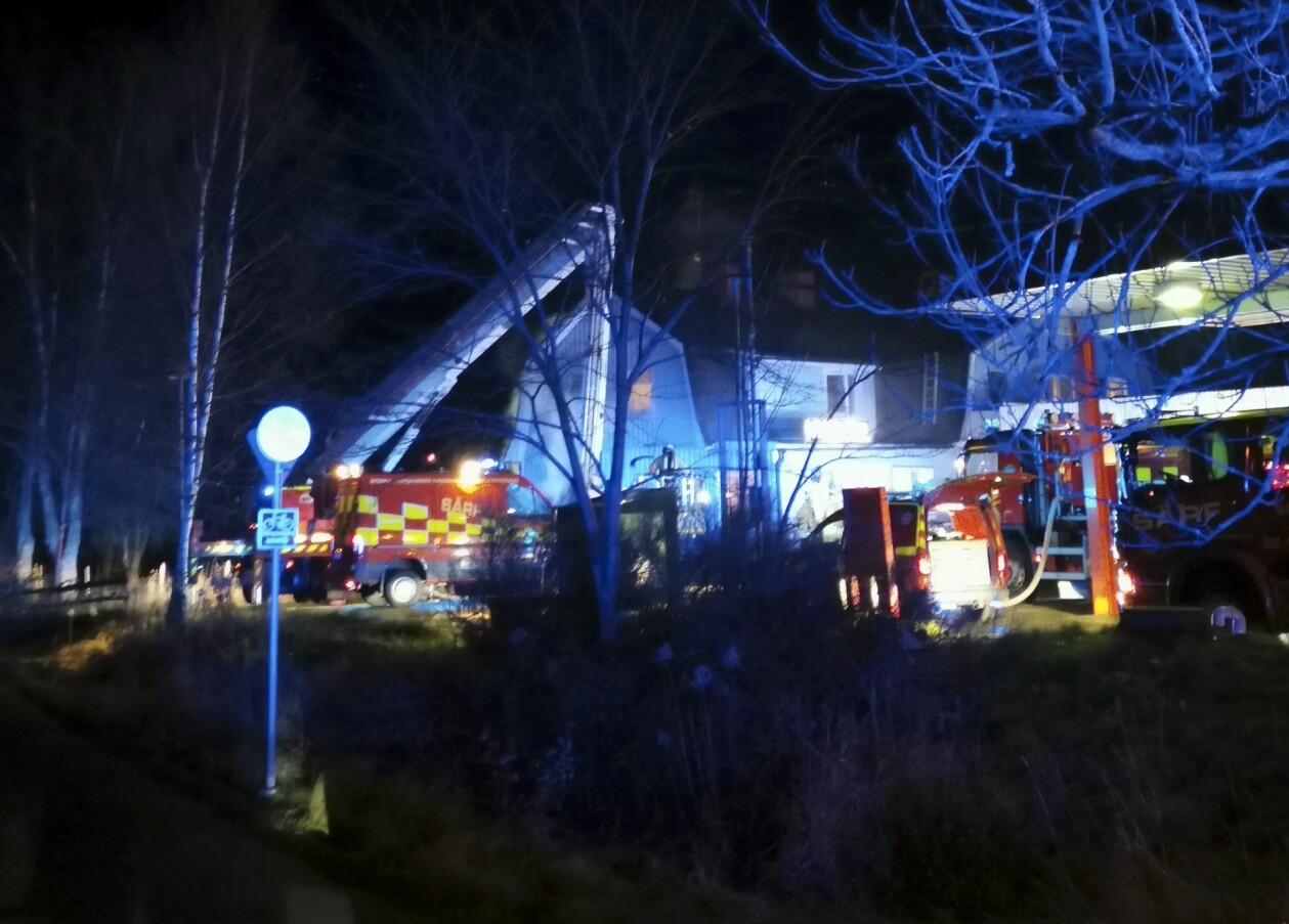 Ett stort pådrag kom till platsen. Räddningstjänst, polis och amulanser är på plats för att släcka branden hemma his familjen Nedemark och se till att de drabbade blir omhändertagna och att elden inte sprider sig.