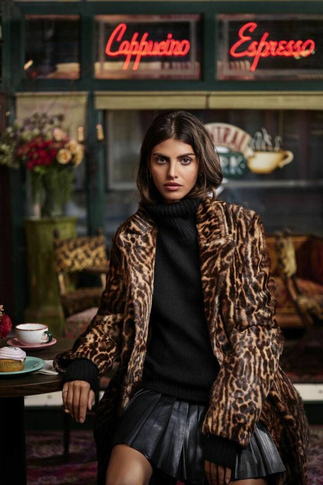 Typisk Rachel-outfit: Veckkjol, polotröja och djurmönstrad jacka. Fotograferad i Central Perk-miljö. Foto: Ralph Lauren Typisk Rachel-outfit: Veckkjol, polotröja och djurmönstrad jacka. Fotograferad i Central Perk-miljö.