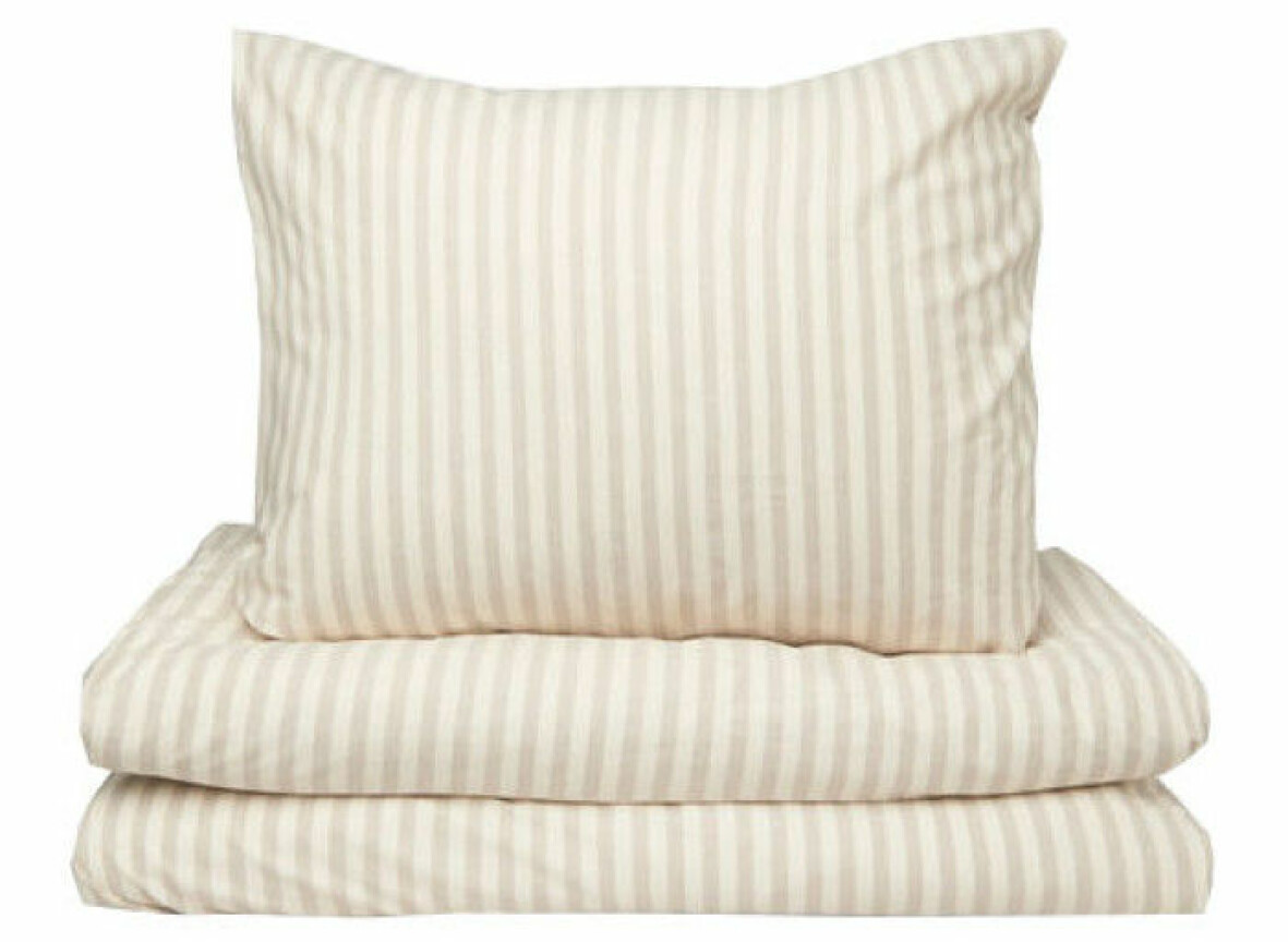 Randigt beige bäddset.