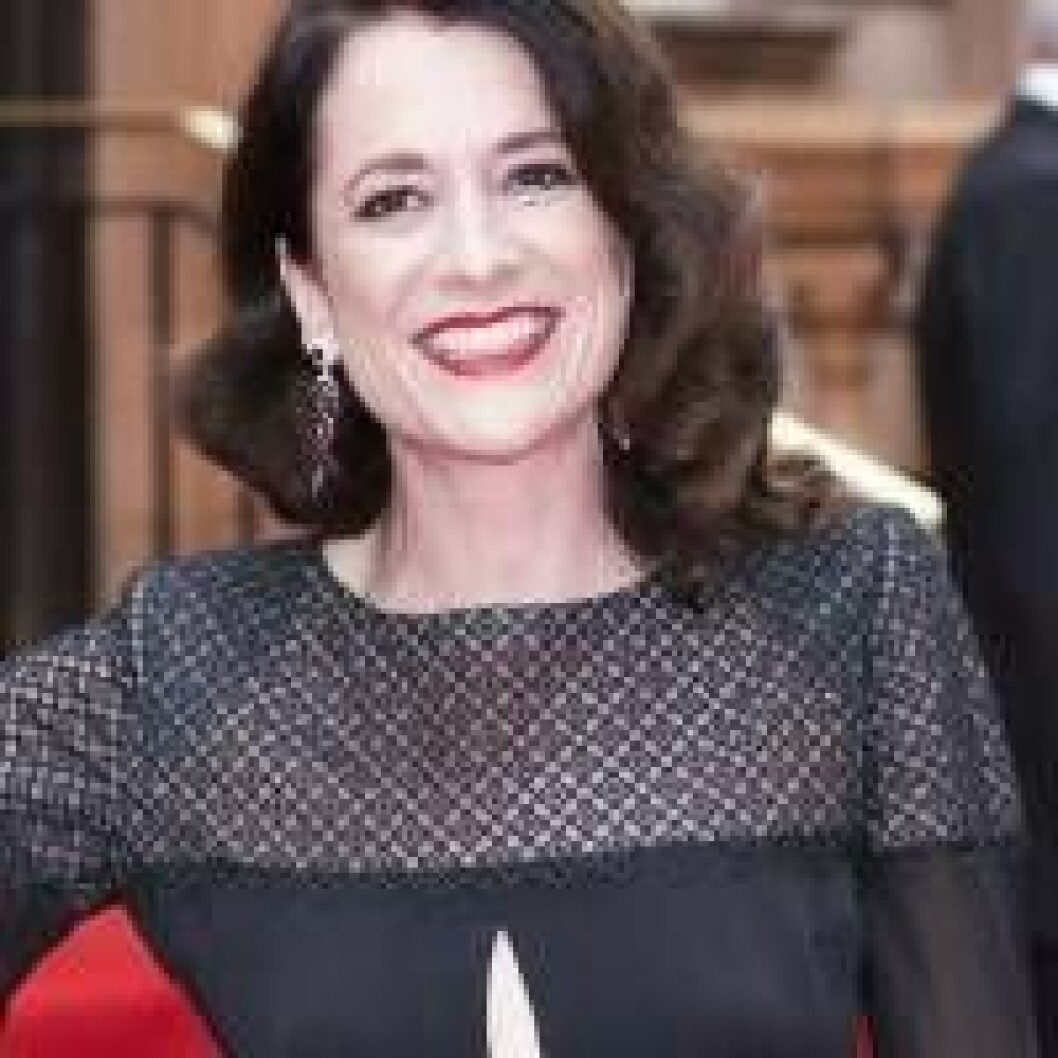 Gruppfoto inför Downton Abbey, sjätte säsongen. Bakre raden: Jim Carter, Michael Fox, Harry Hadden-Paton, Sophie McShera, Lesley Nicol, författaren Julian Fellowes, Brendan Coyle, Hugh Bonneville, Raquel Cassidy, Kevin Doyle.<br>Främre raden: Phyllis Logan, Joanne Froggatt, Michelle Dockery, Maggie Smith, Elizabeth McGovern, Samantha Bond.<p></p><p></p><p></p> Raquel Cassidy