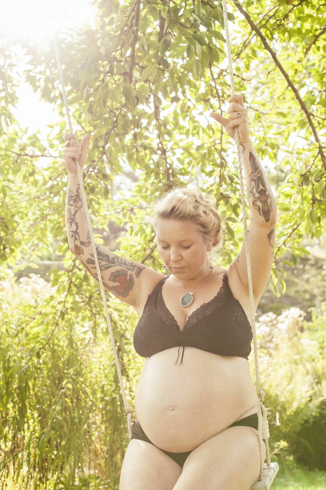 Rebecca Tiger blev gravid efter att ha testat att ånga underlivet under en period. Foto: Jannica Honey Rebecca Tiger I underkläder på en gunga