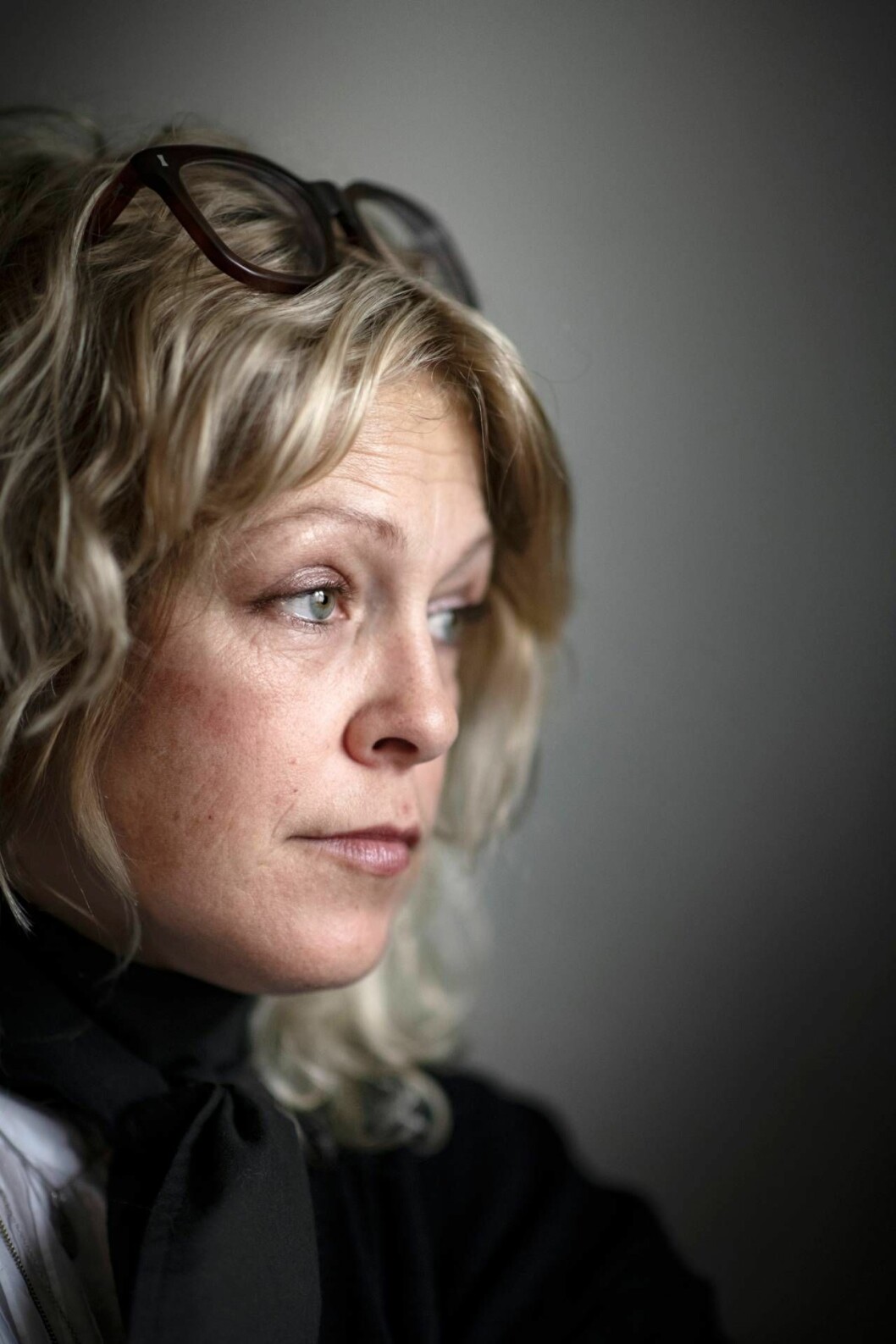 ”Det svåraste är att jag fått tillbaka mina känslor. I huvudet hör jag hur korken går ur flaskan, kluckandet av vinet som hälls upp i glaset”, berättar Rebecka Åhlund. Rebecka Åhlund porträtt