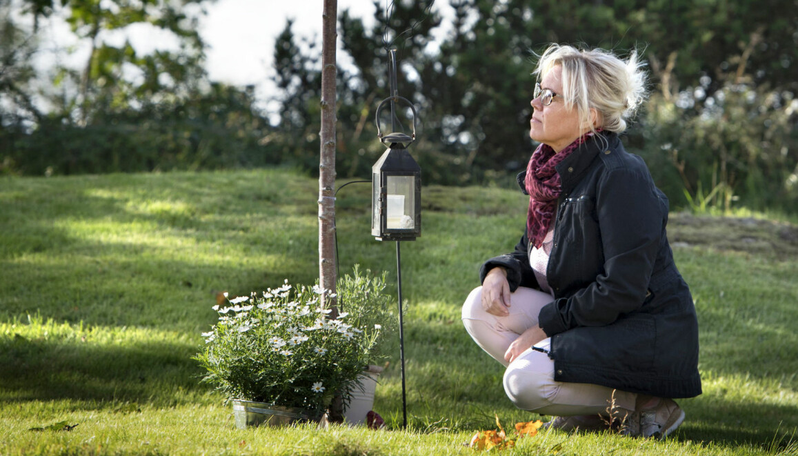 Rebecka Raija Jarnberger sörjer vid en minnesplats för sonen Billy Johansson som mördades.