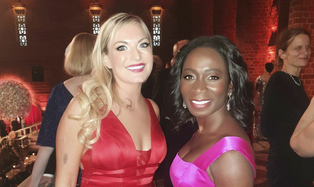 Rebecka Sjöberg och Nyamko Sabuni på Nobelfesten. Foto: Privat Rebecka Sjöberg i röd festklänning och Nyamko Sabuni i cerise.