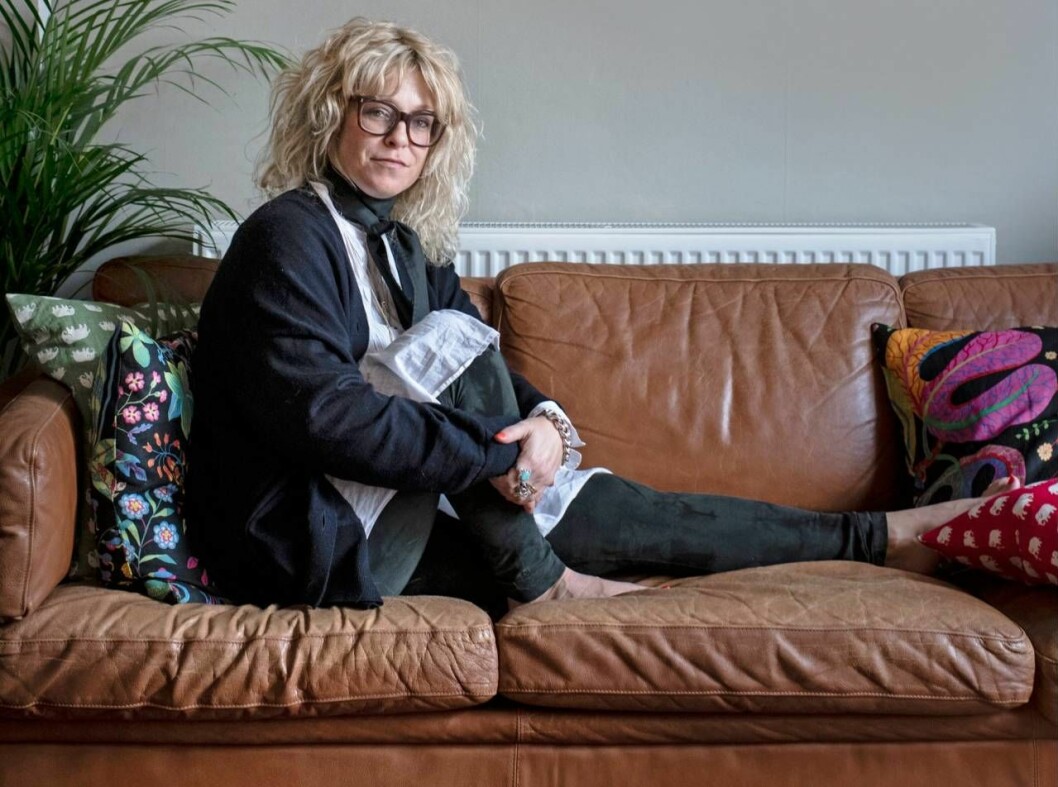 Rebecka Åhlund har skrivit en bok om sin alkoholism. Med den vill hon förmedla hopp – det går att förändras. Rebecka Åhlund i en brun soffa.