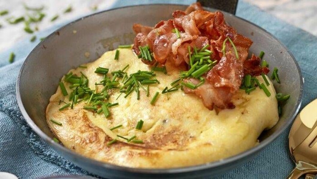 En <a href="https://recept.allas.se/recept/skansk-aggakaga-med-lingon-och-bacon-recept/" target="_blank" rel="noopener">skånsk äggakaka</a> är uppskattad vardagsmat! Foto: Hemmets veckotidning Skånsk äggakaka med bacon och lingon – serverad i panna.