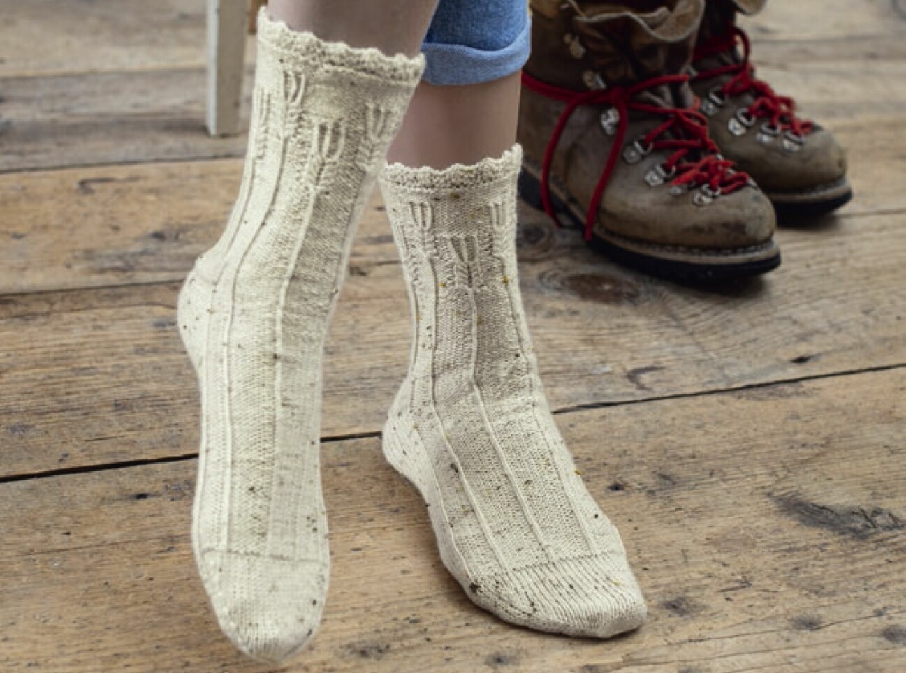 Stickade sockor med axmönster i tweedgarn.