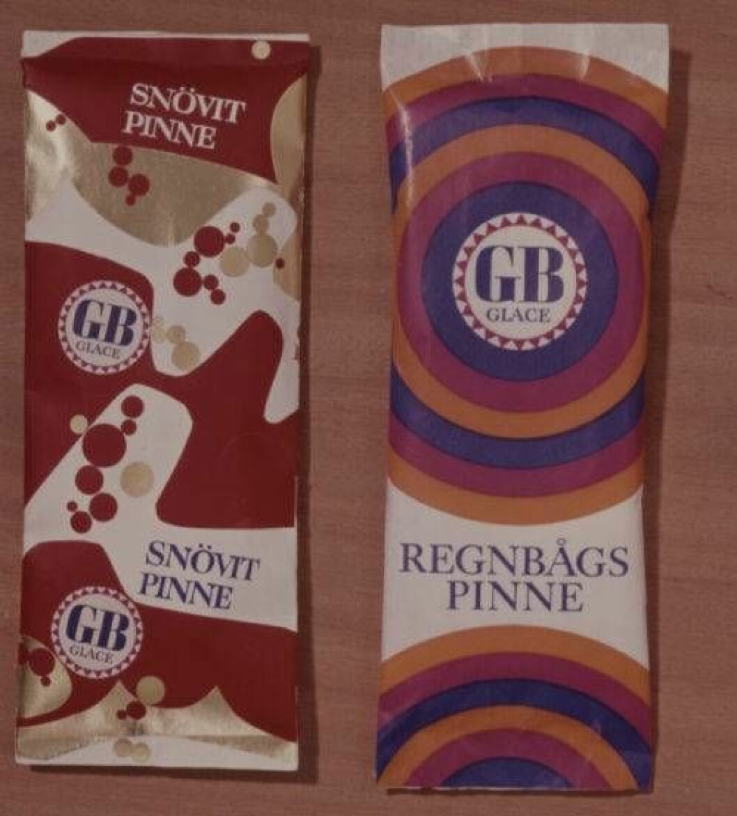 1967 var hippievågen som hetast och Summer of love tog över San Francisco. GB hängde på trenden och skapade flerfärgade saftisen Regnbågspinnen som årets nyhet. Som en kontrast kom också klassiska Snövitpinnen, vanilj- och jordgubbsrippel, doppad i mörk choklad. Foto: GB Glace/Unilever/Centrum för Näringslivshistoria Glassarna Snövitpinne och Regnbågspinne