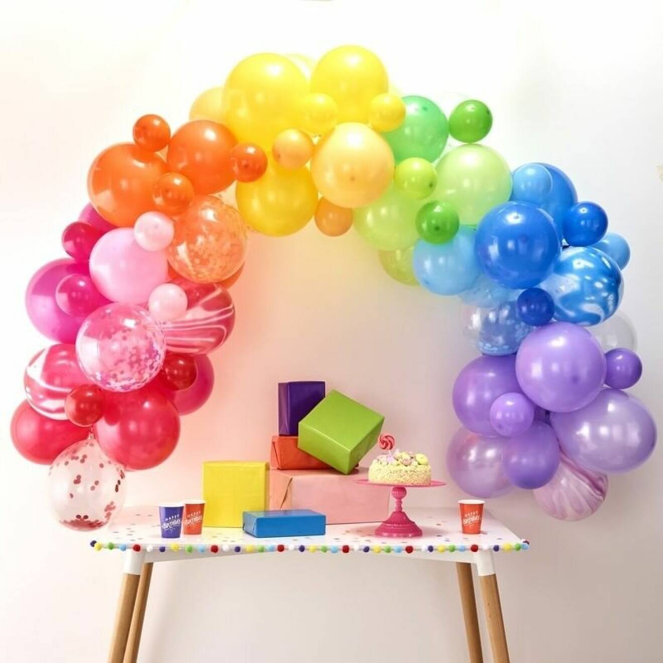 Regnbågsfärgad ballongbåge