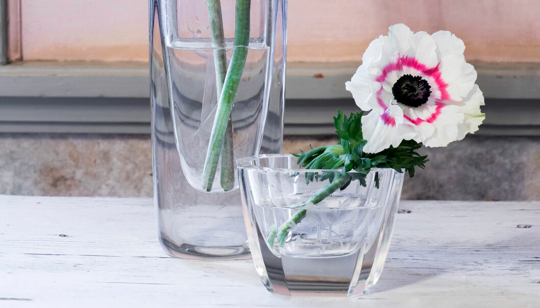 Blomma i antik vas