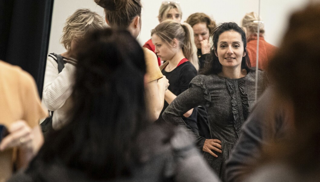 Det kan vara jätteslitigt under repetitionerna, men värt det, tycker Ingela och Marall. Foto: Frida Funemyr Repetitioner på Dramaten.