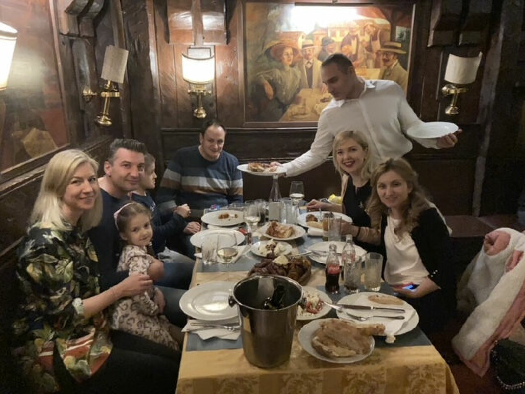 Restaurang Dva Jelena är en traditionell serbisk restaurang, med riktigt härlig stämning och ett kök som bjuder på rejäl serbisk mat. Dva Jelena restaurang i Belgrad.