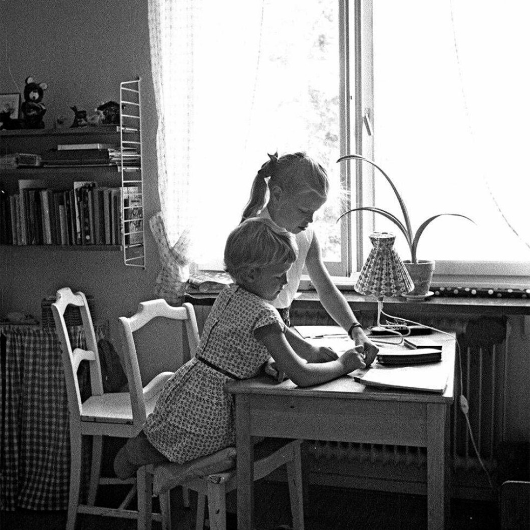 Det var på 1950-talet, när Scandinavian Design blev ett internationellt begrepp, som stringhyllan startade sitt segertåg över Europa. Formgivaren Nils Strinning (1917–2006) skapade den till Bonniers folkbiblioteks tävling om en folkbokhylla 1949. Hyllan vann tävlingen och efter något år hade 40 000 gavlar sålts, och man fick upp ögonen för möbeln även utomlands. FN-skrapan i New York inreddes med Strinnings skapelse och 1954 vann den guldmedaljen vid Triennalen i Milano. En person man mer sällan hör talas om i sammanhanget är skolkamraten och hustrun Karin, eller Kajsa, men hon var delaktig i designen. Och det var hon som tecknade reklambilderna som fick så stort genomslag när det begav sig. Hyllan tillverkades fram till 1971 och det skulle dröja något decennium innan den började bli het på andrahandsmarknaden. Sedan 2005 nytillverkas den av String Furniture, och finns i många nya utföranden.
